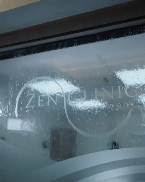 Recorrido por Zenclinic Dental: el logo en el cristal, la atención a pacientes y la recepción